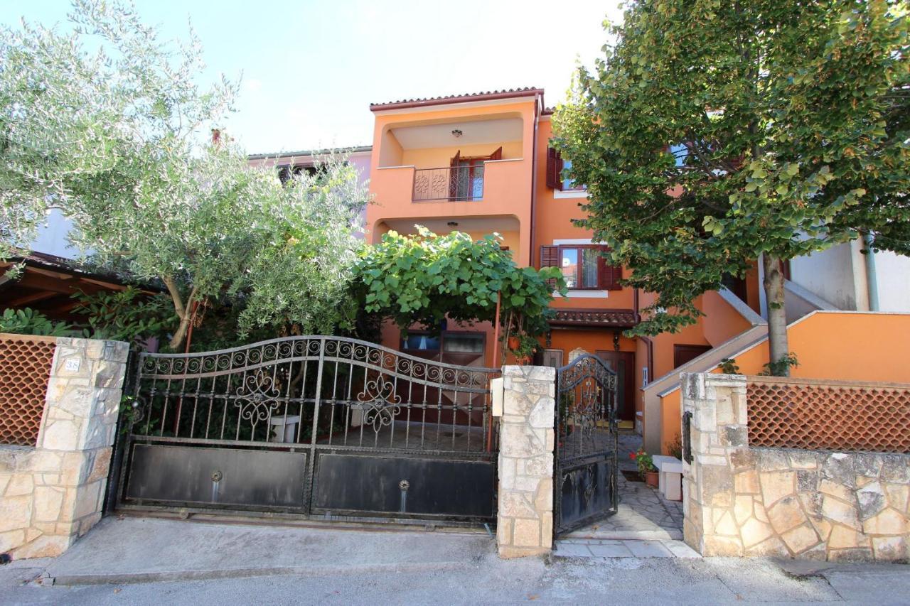 Apartments Grace Ровин Екстериор снимка