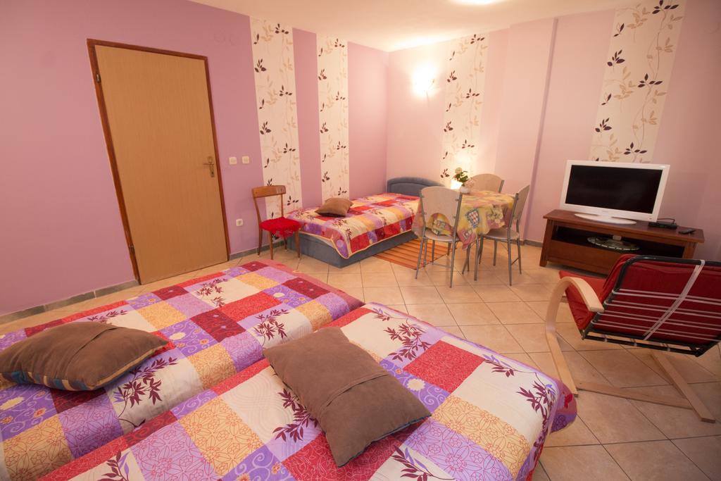 Apartments Grace Ровин Екстериор снимка