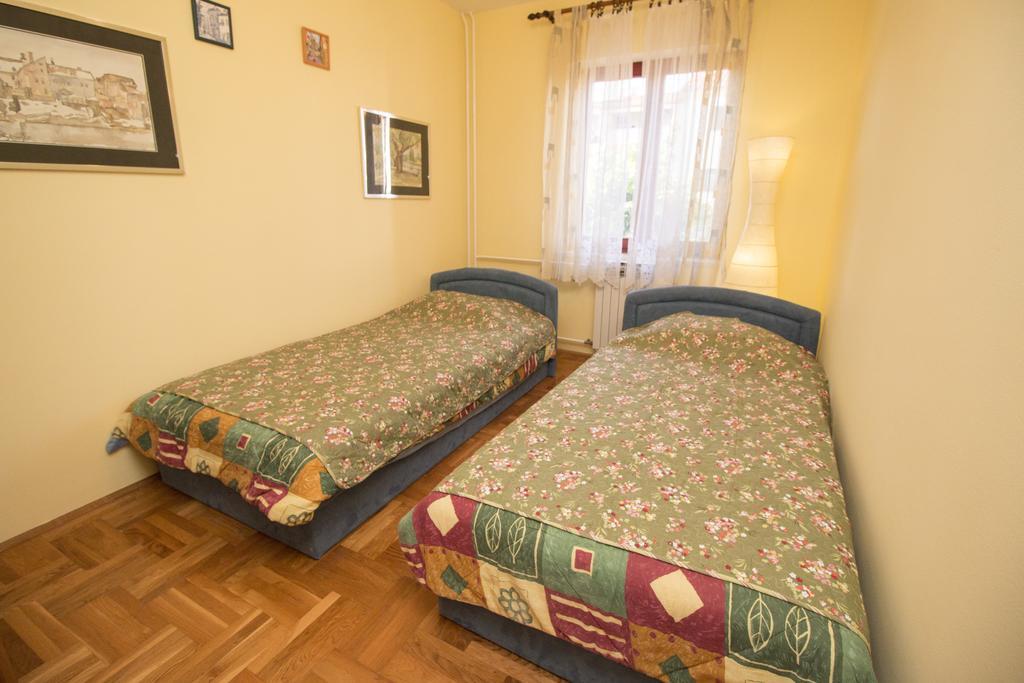 Apartments Grace Ровин Екстериор снимка