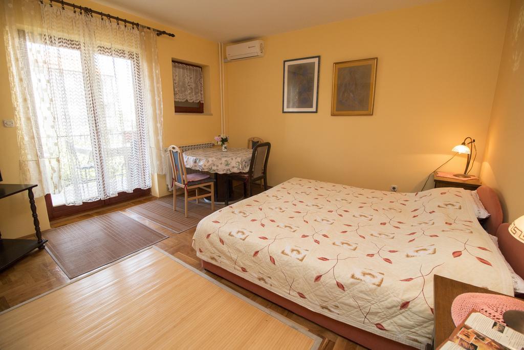 Apartments Grace Ровин Екстериор снимка