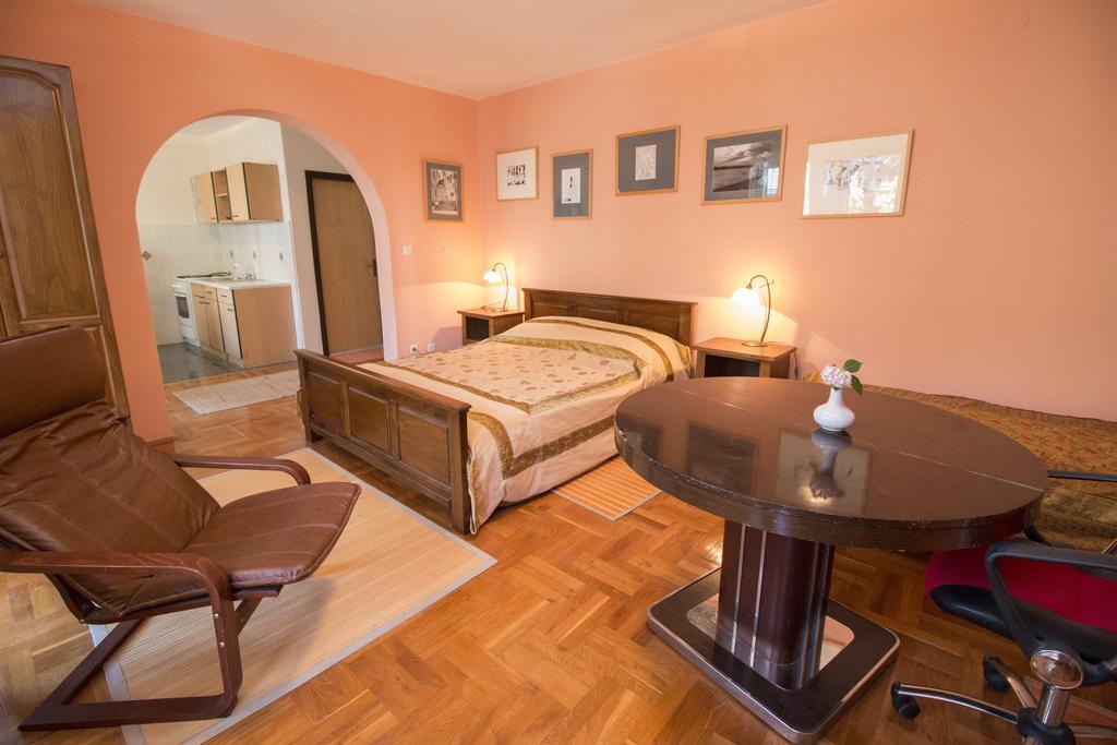 Apartments Grace Ровин Екстериор снимка